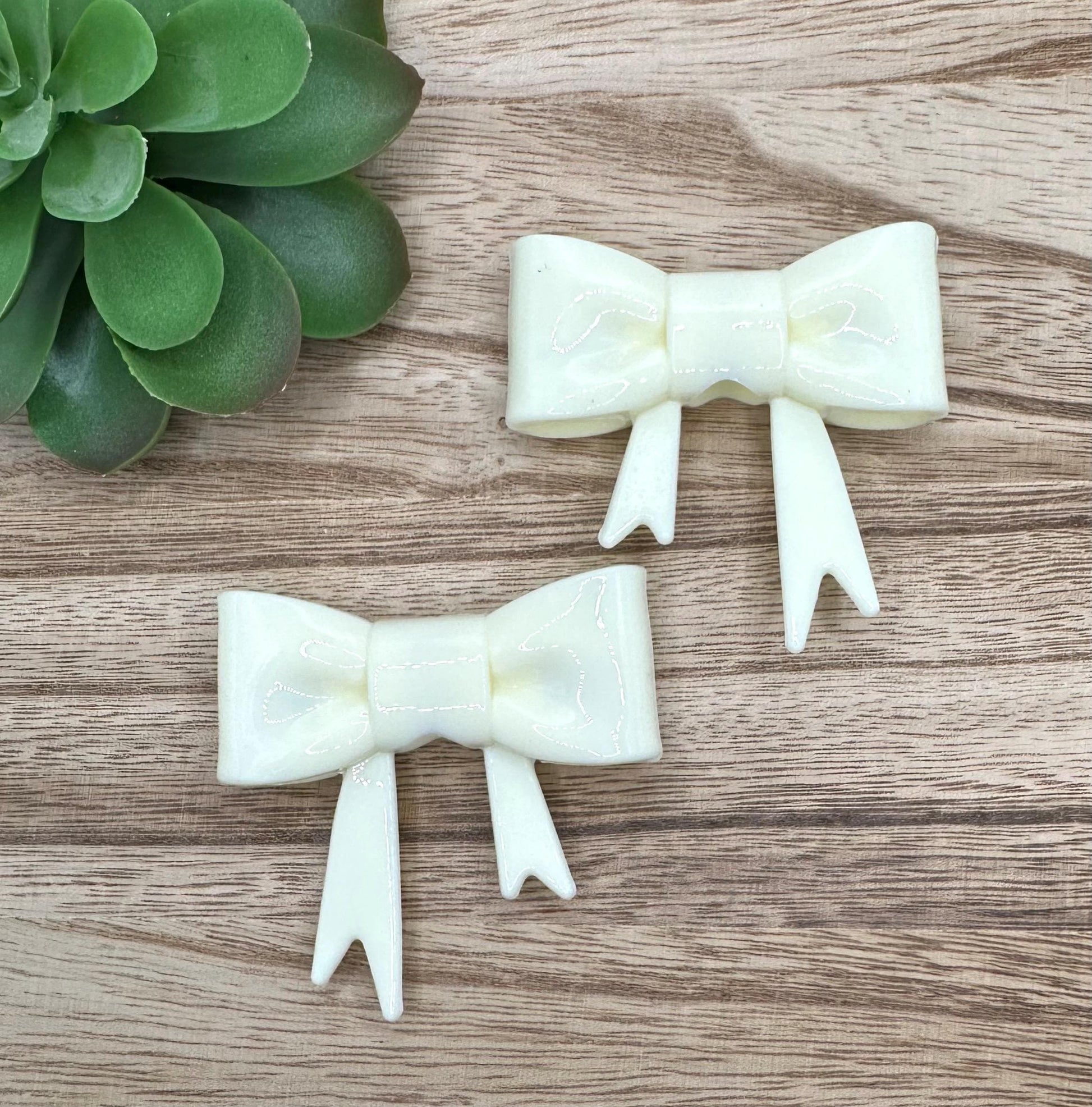 Solid Ivory Glossy Bow Focal/Straw Topper: Food-Grade Silicone Dust Cover